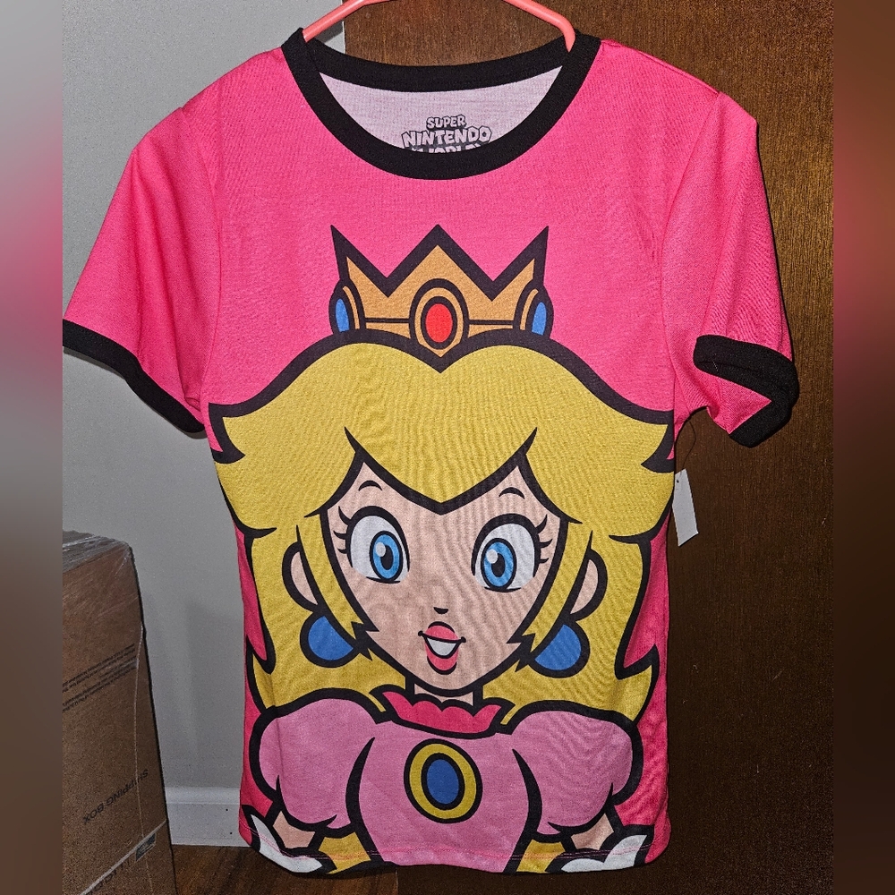 NWT Super Nintendo World Pincess Peach Short Sleeve T-Shirt Size Small